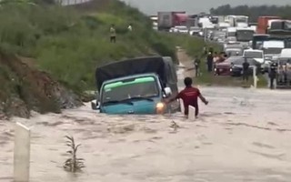 Ô tô ngập nửa thân, kẹt xe kéo dài trên cao tốc Phan Thiết - Dầu Giây