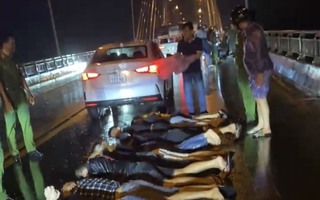 CLIP: Công an nổ súng liên tiếp trên cầu Rạch Miễu, bắt giữ 31 đối tượng