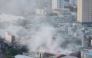 Bình Định: Kho hàng rộng 400m2 bốc cháy dữ dội