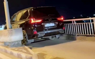 Đi sai làn đường trên cầu, tài xế Lexus LX 570 sẽ bị tước giấy phép lái xe