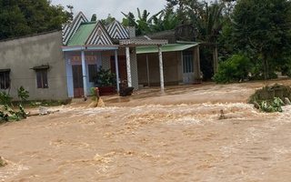 Mưa lớn kéo dài, nhiều tỉnh thành phía Nam thiệt hại nặng nề