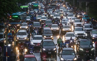 Mưa tầm tã, đường phố Hà Nội tắc "không lối thoát"