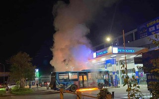 Hà Nội: Xe buýt bốc cháy ngùn ngụt bên trong cây xăng
