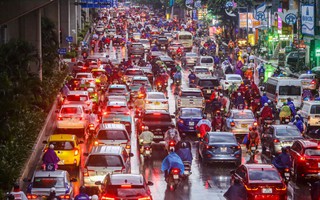 Người Hà Nội chật vật tìm lối thoát trong mưa dông giăng kín trời