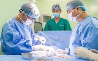 Cắt thận ra chỉnh sửa rồi ghép lại vào cơ thể bé 12 tháng tuổi