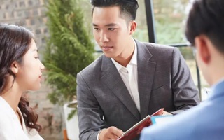 Đi họp lớp, chồng vô tư ôm ấp bạn gái cũ trước mặt vợ