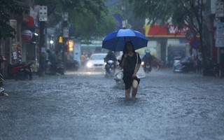 Bị mưa lớn "đánh úp" giữa trưa, nhiều tuyến phố Hà Nội ngập sâu đến chiều