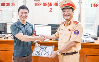 Người Hà Nội ùn ùn đi làm thủ tục cấp biển số định danh
