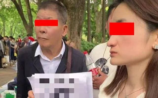 Nữ thạc sĩ giơ bảng tìm chồng với điều kiện "cực dễ", nhưng không ai đoái hoài vì một lý do