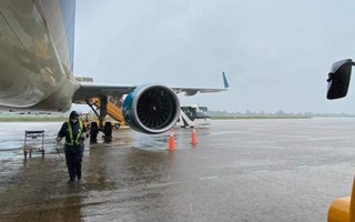Hàng chục chuyến bay không thể cất/hạ cánh tại Nội Bài tối 23-8