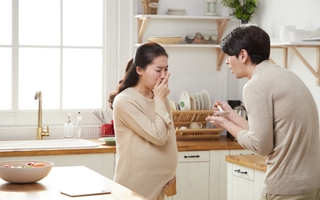 Sự khác biệt giữa trẻ sinh ra bởi mẹ "ốm nghén thường xuyên" và "không ốm nghén"