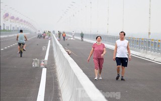 Người dân tranh thủ đi thể dục ngắm cầu Vĩnh Tuy 2 sáng sớm trước ngày thông xe