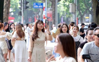 'Phố mùa thu đẹp nhất Hà Nội' chật cứng người đổ về check-in