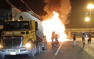 Đồng Nai: Xe tải bốc cháy ngùn ngụt trên Quốc lộ 51