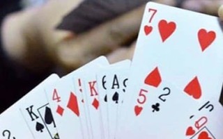 Đánh bài ăn tiền trong giờ làm việc, một cán bộ ở Quảng Trị bị kỷ luật