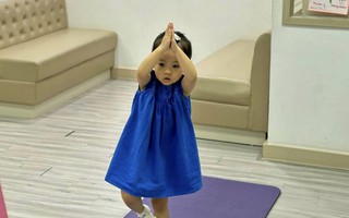 Mới 3 tuổi, con gái Cường Đô la đã tập yoga, gây chú ý với biểu cảm nghiêm túc