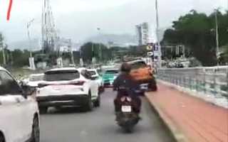 Tài xế bán tải "làm xiếc" trên cầu ở Đà Nẵng