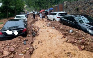 Hà Nội: Lũ quét, hàng loạt ô tô mắc kẹt quanh hồ Đồng Đò, Sóc Sơn