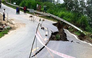 Lạnh người nhìn cảnh mặt đường ở Lai Châu đứt gãy sau mưa lớn