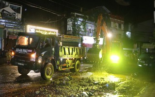 Sa Pa mưa lớn trong đêm, nhiều nơi bị ngập, bùn đất tràn vào nhà dân