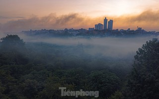 Hiện tượng sương khói mờ ảo lạ kỳ dưới cầu Long Biên