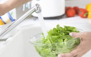 Cho thêm thứ này khi rửa rau quả, mọi hóa chất bị đánh bay