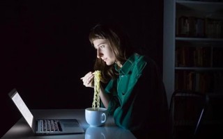 Điều gì xảy ra nếu thường xuyên ăn tối quá muộn?