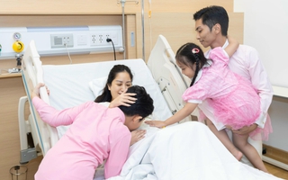 2 con của Khánh Thi nhất quyết đòi theo mẹ đi đẻ, nói 1 câu khiến mẹ xúc động nghẹn ngào