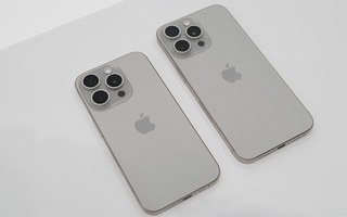 Trên tay iPhone 15 Pro và iPhone 15 Pro Max: Nhẹ hơn rõ rệt, viền mỏng hơn đáng kể, màu Titan mới lạ
