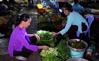 Chợ đêm ở Vị Thanh rực rỡ sắc màu của những chiếc áo bà ba