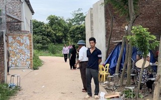 Sau khi uống rượu, gã trai mang dao gây thảm án tại nhà của vợ hờ