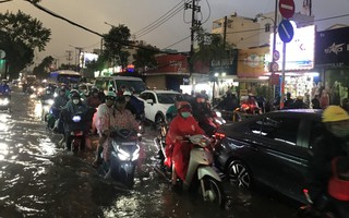 Mưa ngập nhiều tuyến đường ở TP HCM giờ tan tầm, người dân vất vả lưu thông