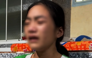 Vụ thiếu nữ bị đánh đập dã man, bắt ăn thằn lằn sống: Người mẹ nói gì?