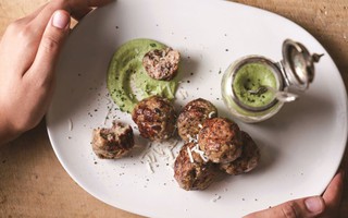 Công thức làm món thịt viên ăn kèm sốt chấm tuyệt ngon, ai cũng nên thử!
