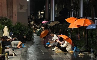 Người Việt đội mưa xếp hàng ở Thái Lan chờ mua iPhone 15