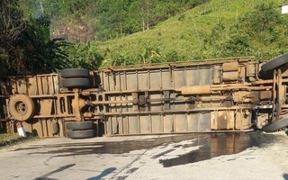 Quảng Nam: Xe tải lật trên đường Hồ Chí Minh, ba người thương vong