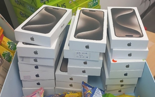Bắt lô hàng 20 điện thoại iPhone lậu và nhiều phụ kiện trị giá 700 triệu đồng