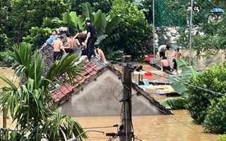 Nước lũ dâng ngập phòng trọ, hàng chục học sinh trèo lên nóc nhà cầu cứu