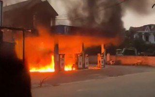 Đại lý xăng dầu ở Vĩnh Phúc bốc cháy ngùn ngụt nghi bị đốt