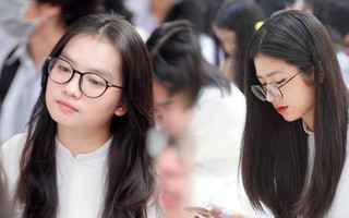 Chùm ảnh trong lễ khai giảng chứng minh nữ sinh Việt cứ mặc áo dài là "auto" xinh!