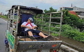 Bức ảnh hài hước đang được chia sẻ chóng mặt trong ngày khai giảng 5/9: Cậu bé ngủ ngon trên thùng xe