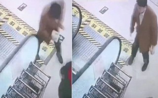 Kính thang cuốn vừa chạm đã vỡ tan, siêu thị trả giá đắt khi 'bắt đền' khách