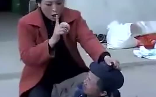 Sổ đỏ vừa mất cắp thì bố chồng nằng nặc đòi về quê, con dâu giật túi kiểm tra thì tái mặt với thứ bên trong