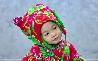 Đàm Thu Trang cho ái nữ diện đồ hoạ tiết chăn con công, netizen thích thú vì quá đáng yêu