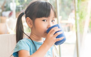 Mẹo hiệu quả giúp trẻ uống nhiều nước hơn
