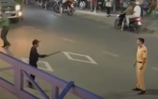 CLIP: Bắt giam kẻ ngông cuồng cầm dao chém công an