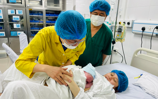 Người bố trẻ xúc động chứng kiến vợ "vượt cạn" lúc 0 giờ ngày 1-1-2024