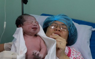 Ngắm công dân nhí đầu tiên năm 2024 tại 2 bệnh viện phụ sản lớn ở TP HCM