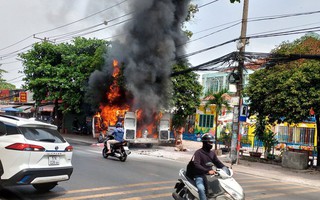 Phát hiện dấu hiệu bất thường, kiểm tra thì ô tô bất ngờ cháy ngùn ngụt
