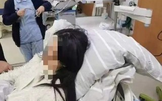 Bị bạn học đùa giỡn đến mức gãy xương nhập viện, cô gái không những không được gia đình bảo vệ mà còn bị "từ mặt", dân mạng khó hiểu